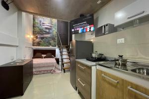 a kitchen with a sink and a bed in a room at 4B Mini-departamento nuevo en centro de Miraflores in Lima