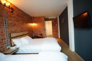 Кровать или кровати в номере Brick Box Hotel @ Oldtown Ipoh 