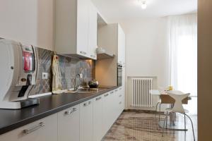 A kitchen or kitchenette at B&B Aquisgrana
