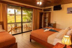 A bed or beds in a room at Jacamar Corcovado Drake Bay