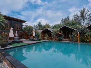 una piscina frente a una casa en Wah Resort Gili Trawangan en Gili Trawangan