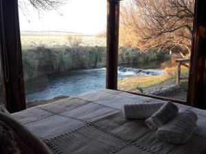 Cette chambre dispose d'une fenêtre offrant une vue sur la rivière. dans l'établissement Cabaña Exclusiva, à Bahía Blanca
