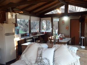 Il comprend un salon avec un canapé blanc et une cuisine. dans l'établissement Cabaña Exclusiva, à Bahía Blanca