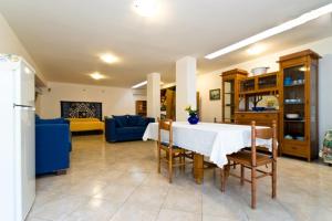 Il comprend une cuisine et un salon avec une table et des chaises. dans l'établissement Open Space San Cusumano, à Erice