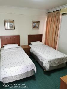 two beds in a hotel room withacersacers at Zoomma Marina Court Condo in Kota Kinabalu +10 photos