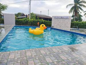 Bazén v ubytování Noppakhun Resort nebo v jeho okolí