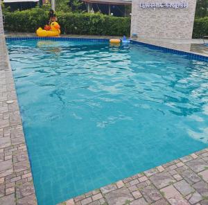 Bazén v ubytování Noppakhun Resort nebo v jeho okolí