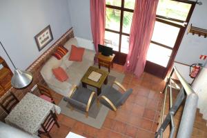 A seating area at Las cabañas de valsain