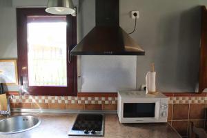 Ett kök eller pentry på Las cabañas de valsain