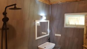 ein Bad mit einem WC, einem Spiegel und einer Lampe in der Unterkunft Margarita Beach in Khanom