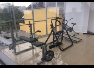 um ginásio com duas bicicletas de exercício num quarto em D'SAWAH GUESTHOUSE em Klaten