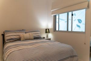 Posteľ alebo postele v izbe v ubytovaní Luxury beachfront apartment at The Breeze - Free Wifi