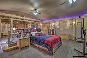 1 dormitorio con 1 cama y ventilador de techo en Rustic Sims City Studio Cabin with Home Theater!, en Harrison