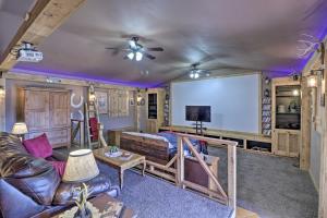 Gallery image of Rustic Sims City Studio Cabin with Home Theater! in Harrison