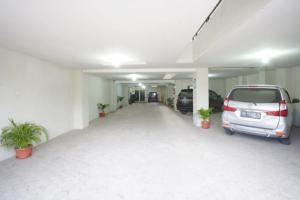 duży garaż z dwoma samochodami zaparkowanymi w nim w obiekcie D'Paragon Trikora w mieście Palembang