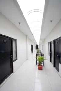 un corridoio vuoto di un edificio con una pianta di D'Paragon Trikora a Palembang