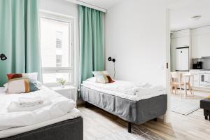 Un pat sau paturi într-o cameră la Hiisi Homes Tampere Armonkallio