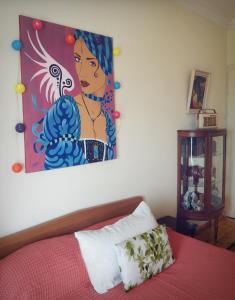 um quarto com uma cama com um quadro na parede em Sunny apartment near the center em Tessalônica