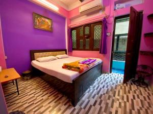 Un pat sau paturi într-o cameră la Marigold Guest House