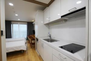 Virtuve vai virtuves zona naktsmītnē Daejeon I-Hotel