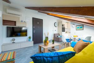 sala de estar con sofá amarillo y azul en Apartments Arla Exclusive, en Dubrovnik