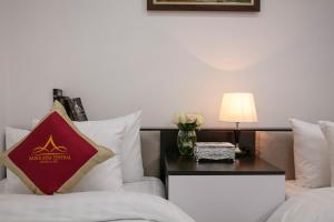 Postel nebo postele na pokoji v ubytování Hanoi Aria Central Hotel & Spa