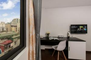 TV a/nebo společenská místnost v ubytování Hanoi Aria Central Hotel & Spa