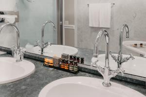 Koupelna v ubytování Hotel Manos Premier
