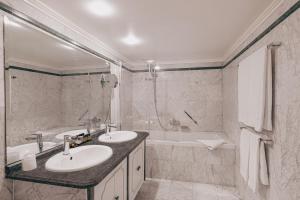 Koupelna v ubytování Hotel Manos Premier