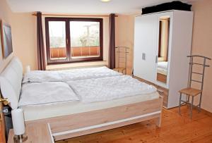 Voodi või voodid majutusasutuse Ferienhaus mit Reetdach und Seebli toas
