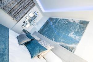 an overhead view of a bedroom with a bed with a blue pillow at Hostal La Carretera in Torrejón de Ardoz