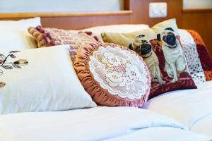 Postel nebo postele na pokoji v ubytování Tante ALMA's Kölner Hotel