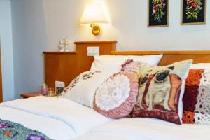 een slaapkamer met 2 bedden en kussens erop bij Tante ALMA's Kölner Hotel in Keulen