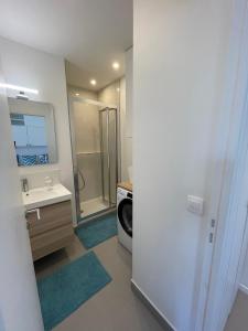 Bathroom sa BLUE COCOON Studio 27m2 VILLEJUST