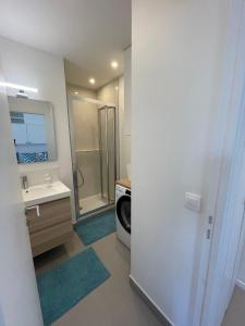 Ένα μπάνιο στο BLUE COCOON Studio 27m2 VILLEJUST