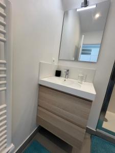 Ένα μπάνιο στο BLUE COCOON Studio 27m2 VILLEJUST