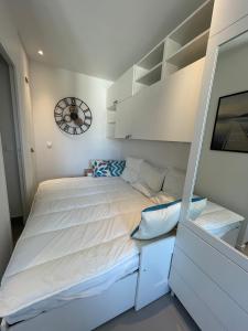 Ένα ή περισσότερα κρεβάτια σε δωμάτιο στο BLUE COCOON Studio 27m2 VILLEJUST