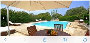 einen Tisch mit einer Obstschale neben einem Pool in der Unterkunft Villa La Pajara in Santa Maria di Leuca