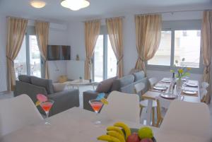 Nápoje v ubytování New Big Modern City Center Apartment + 14 fotografií