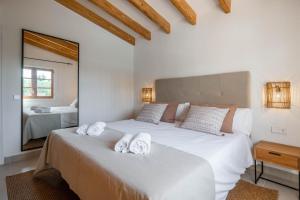Postel nebo postele na pokoji v ubytování Villa Can Canavaret by SunVillas Mallorca