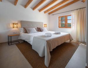 Postel nebo postele na pokoji v ubytování Villa Can Canavaret by SunVillas Mallorca