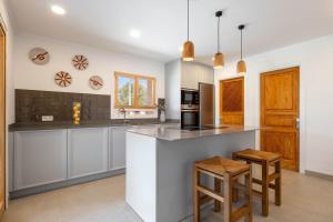 Kuchyň nebo kuchyňský kout v ubytování Villa Can Canavaret by SunVillas Mallorca