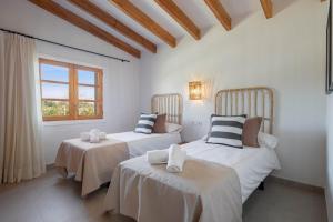 Postel nebo postele na pokoji v ubytování Villa Can Canavaret by SunVillas Mallorca