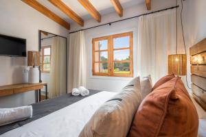 Postel nebo postele na pokoji v ubytování Villa Can Canavaret by SunVillas Mallorca