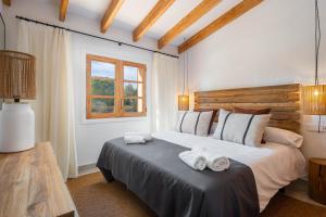 Postel nebo postele na pokoji v ubytování Villa Can Canavaret by SunVillas Mallorca + 25 fotografií