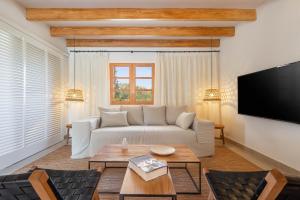 TV a/nebo společenská místnost v ubytování Villa Can Canavaret by SunVillas Mallorca