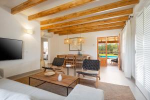 TV a/nebo společenská místnost v ubytování Villa Can Canavaret by SunVillas Mallorca