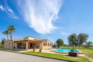 Bazén v ubytování Villa Can Canavaret by SunVillas Mallorca nebo v jeho okolí