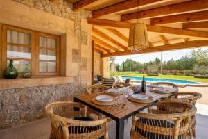 Bazén v ubytování Villa Can Canavaret by SunVillas Mallorca nebo v jeho okolí