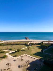 una vista de un parque con el océano en el fondo en Le Barcares en Le Barcarès